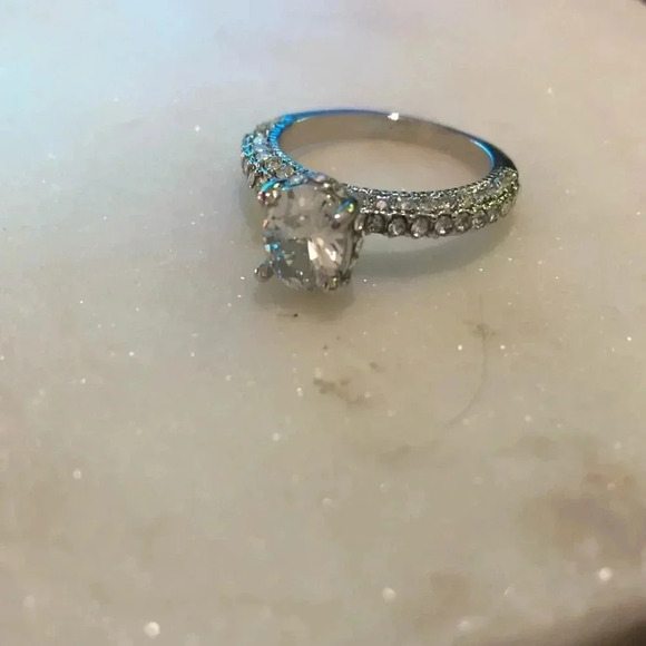 Cubic zirconia & silver plated ring - Picture 3 of 6